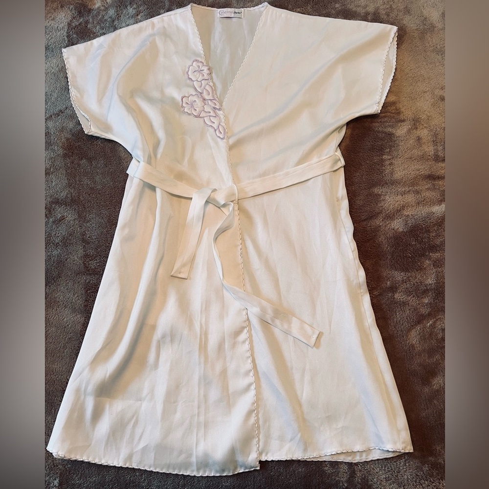 Women’s polyester tie robe. White with lavender trim.  Scalloped detail on edge.